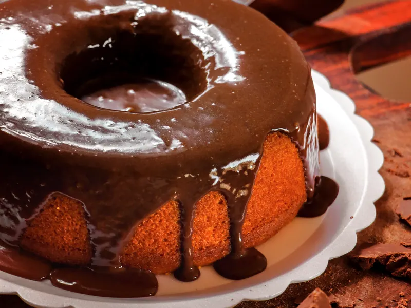 Bolo de cenoura com calda de chocolate