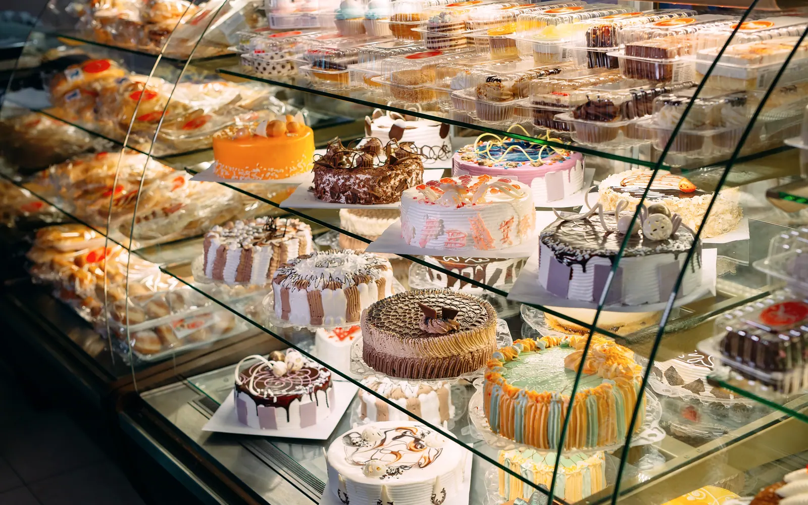 Vitrine de bolos à venda