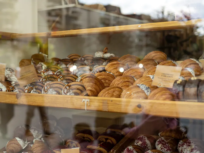 Vitrine de padaria com pães e doces